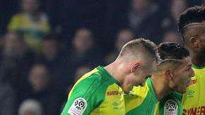 El árbitro Tony Chapron muestra la tarjeta roja al brasileño Diego Carlos durante el partido de liga disputado entre el Nantes y el París Saint Germain. (Foo: EFE/ Eddy Lemaistre)