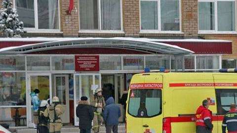 Un equipo de emergencia inspecciona los alrededores de un colegio, escenario de un incidente con arma blanca, en Perm (Rusia)