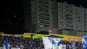 Seguidores de FC Porto en el campo del estadio Antonio Coimbra da Mota cuya tribuna corría el riesgo de colapsar. (Foto: EFE/MARIO CRUZ)