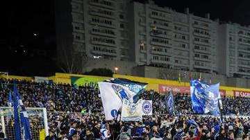 Seguidores de FC Porto en el campo del estadio Antonio Coimbra da Mota cuya tribuna corría el riesgo de colapsar. (Foto: EFE/MARIO CRUZ)