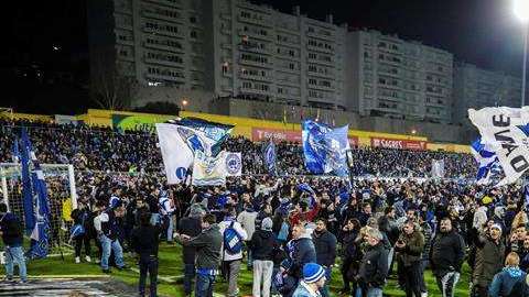 Seguidores de FC Porto en el campo del estadio Antonio Coimbra da Mota cuya tribuna corría el riesgo de colapsar. (Foto: EFE/MARIO CRUZ)