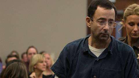 Larry Nassar vio a sus víctimas en la corte. EFE