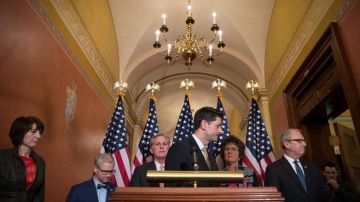 El Senado no aprobó este viernes los nuevos fondos necesarios para financiar al Gobierno; aunque la Cámara le había dado paso a la medida. En la foto, el presidente de ese organismo legislativo, Paul Ryan, tras conferencia de prensa.