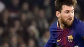 El mexicano Andrés Guardado no pudo con Lionel Messi en la goleada del Barcelona al Betis. Foto: EFE/Raúl Caro.