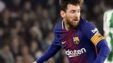 El mexicano Andrés Guardado no pudo con Lionel Messi en la goleada del Barcelona al Betis. Foto: EFE/Raúl Caro.