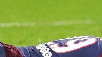 Kylian Lottin Mbappe del Paris Saint Germain yace en el campo tras un golpezo del portero del, Olympique Lyon. (Foto: EFE/EPA/SEBASTIEN NOGIER)