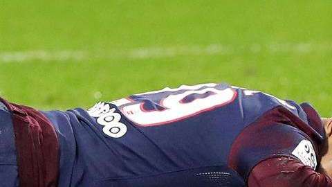 Kylian Lottin Mbappe del Paris Saint Germain yace en el campo tras un golpezo del portero del, Olympique Lyon. (Foto: EFE/EPA/SEBASTIEN NOGIER)