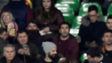 Los jugadores del FC Barcelona, el uruguayo Luis Suárez y el argentino Lionel Messi celebran el triunfo sobre el Betis. (Foto: EFE/Raúl Caro)