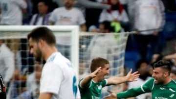Los jugadores del Leganés celebran su pase a las semifinales de la Copa del Rey tras derrotar al Real Madrid. (Foto: EFE /Juanjo Martín)
