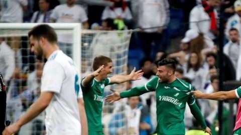 Los jugadores del Leganés celebran su pase a las semifinales de la Copa del Rey tras derrotar al Real Madrid. (Foto: EFE /Juanjo Martín)
