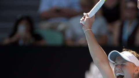 La danesa Caroline Wozniacki celebra su victoria ante la belga Elise Mertens en el Abierto de Australia 2018. (Foto: EFE/TRACEY NEARMY)