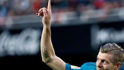 Cristiano Ronaldo y Toni Kroos celebran uno de los goles del Real Madrid