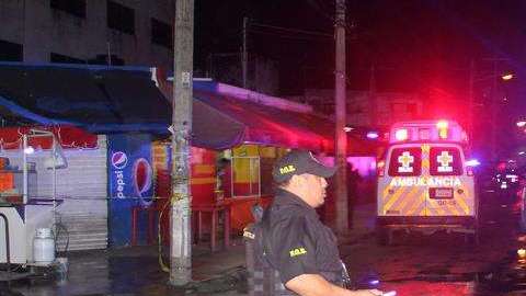 Policías ministeriales resguardan la zona tras el ataque. /EFE