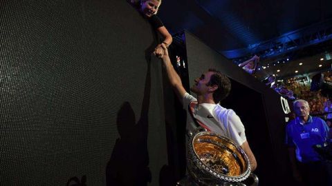 El suizo Roger Federer agradece a su esposa Mirka tras ganar el título del Abierto de Australia. (Foto: EFE/EPA/TRACEY NEARMY)