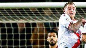 El delantero argentino del Barcelona Lionel Messi supera la barrera del Alavés para el gol del triunfo. (Foto: EFE/ Enric Fontcuberta)
