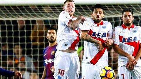 El delantero argentino del Barcelona Lionel Messi supera la barrera del Alavés para el gol del triunfo. (Foto: EFE/ Enric Fontcuberta)