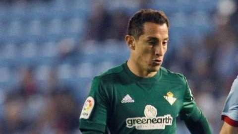 El mexicano Andrés Guardado del Betis disputa un balón con el serbio del Celta Nemanja Radoja. (Foto: EFE / Salvador Sas)
