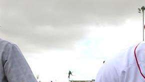 El manager de los Medias Rojas de Boston el puertorriqueño Alex Cora posa con un niño en el sector La Mesa en Caguas, cerca de San Juan, Puerto Rico. (Foto: EFE/Jorge Muñiz)