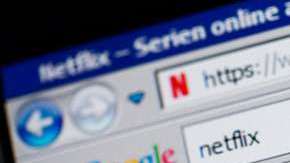 Netflix-Logo auf Computermonitor