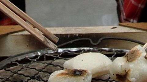 Los mochis son bizcochos de arroz con forma redondeada y textura gomosa.