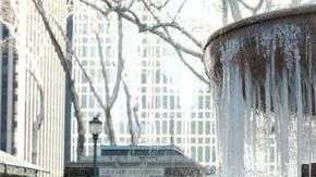 Turistas en Nueva York aprovecharon para tomarse fotos frente a una fuente congelada en el Parque Bryant.