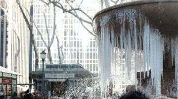 Turistas en Nueva York aprovecharon para tomarse fotos frente a una fuente congelada en el Parque Bryant.