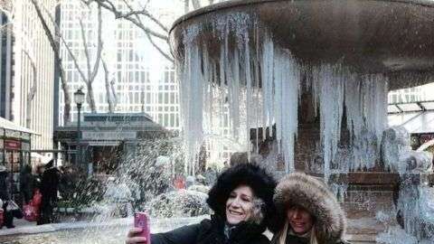 Turistas en Nueva York aprovecharon para tomarse fotos frente a una fuente congelada en el Parque Bryant.