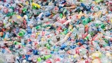 China es el principal importador global de muchos tipos de materiales de reciclado, incluidos plástico, papel y metales.