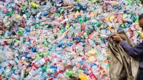 China es el principal importador global de muchos tipos de materiales de reciclado, incluidos plástico, papel y metales.