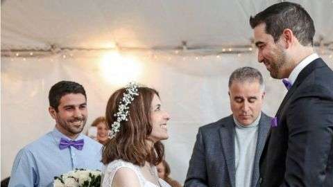 Nicole y Danny se casaron en su patio, en Smithtown, Nueva York.