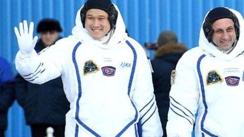 Norishige Kanai (izquierda) despegó de la Tierra en diciembre hacia la Estación Espacial Internacional, para una misión de seis meses.