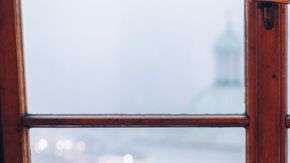 Si ya tienes ansiedad o tristeza, beber puede empeorar esos sentimientos, dice el NHS.