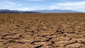 El lecho del lago Poopó, durante la estación seca, se convierte en una planicie arcillosa.