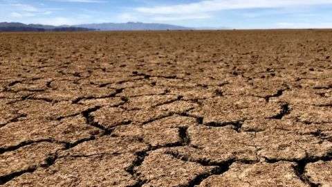El lecho del lago Poopó, durante la estación seca, se convierte en una planicie arcillosa.