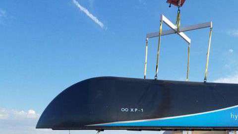 Las cápsulas son propulsadas a lo largo de un tubo al vacío usando tecnología de levitación magnética.