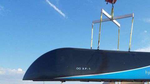 Las cápsulas son propulsadas a lo largo de un tubo al vacío usando tecnología de levitación magnética.