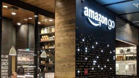 Los sensores de Amazon Go detectan los movimientos de los compradores.