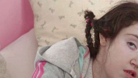 Bridget Buck, de 19 años, nació con discapacidad severa después de que su madre siguiera un tratamiento con valproato de sodio.