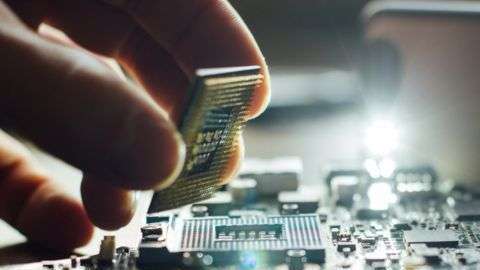 La ley de Moore estableció que cada dos años se duplicaría el número de transistores en un chip.