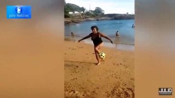 La abuelita demostró sus habilidades con el balón