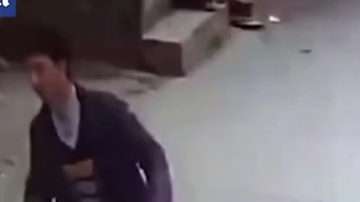 El vendedor no soportó la crítica de su cliente.