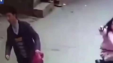 El vendedor no soportó la crítica de su cliente.