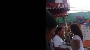 Un policía que se encuentra en la zona parece ignorar la pelea.