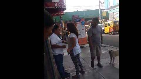 Un policía que se encuentra en la zona parece ignorar la pelea.