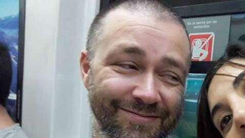 Le dijo que lo saludaría cada día con un beso en la comisura de los labios, hasta que le diera un beso de verdad.