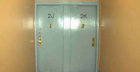 El apartamento ubica  en la avenida Kingsbridge.