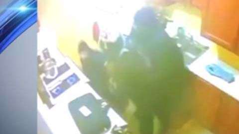 Las imágenes fueron captadas por una cámara de seguridad.