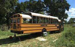 Un autobús escolar reconvertido es el hogar de algunas personas que no se conforman con una casa normal.