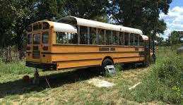 Un autobús escolar reconvertido es el hogar de algunas personas que no se conforman con una casa normal.