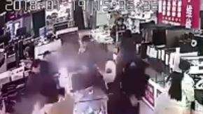 Por fortuna, explotó la batería fuera de su boca.